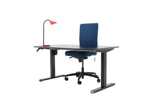 Kontorsæt med bordplade i sort, stelfarve i sort, rød bordlampe og blå kontorstol